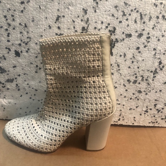 Bootlicious - Picture 2 of 2